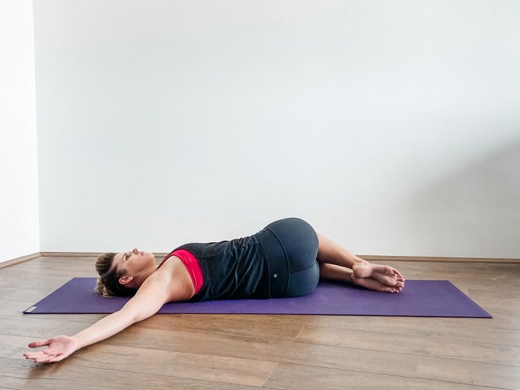 exercices de yoga contre le mal de dos posture torsion de tronc contre mal lombaire