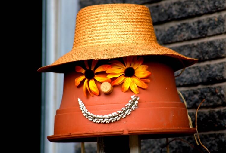 fabriquer un épouvantail halloween décoration extérieur pots argile