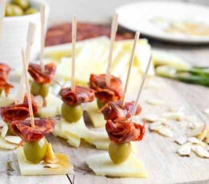 idée de brochette à l'espagnole charcuterie olives vertes fromage