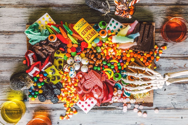 idées et astuces pour réussir le goûter halloween plateau bonbons halloween candy board