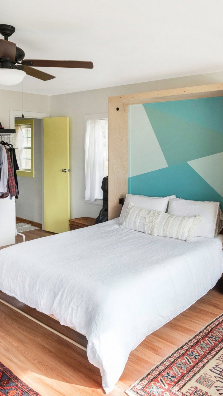 peinture géométrique murale chambre à coucher adulte camaïeu de bleu tête de lit en peinture