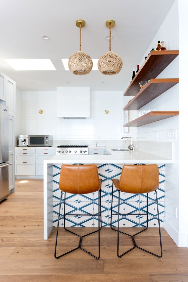 petite cuisine blanche moderne avec bar petit dejeuner carrelage motif geometrique bleu et blanc chaises de bar cuir marron