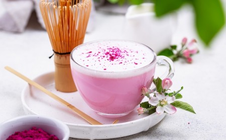 pink matcha-latte avec poudre de fruit de dragon