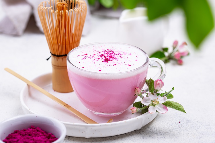 pink matcha-latte avec poudre de fruit de dragon