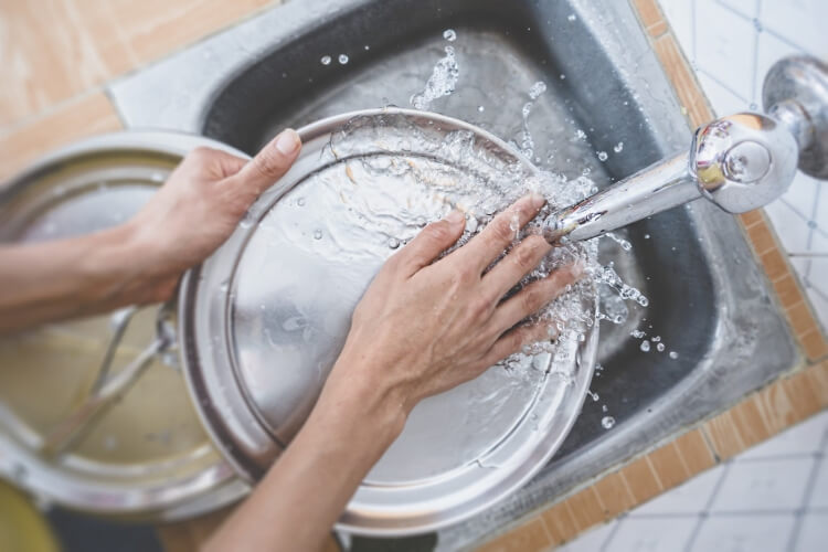 poêle revêtement santé laver nettoyer main