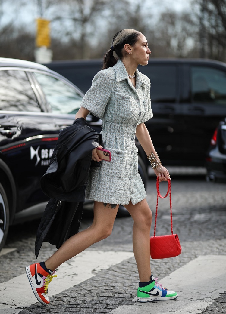 robe en tweed femme avec baskets nike style sportswear mode automne 2020