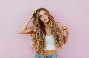 se coiffer cheveux bouclés sans chaleur hair plopping