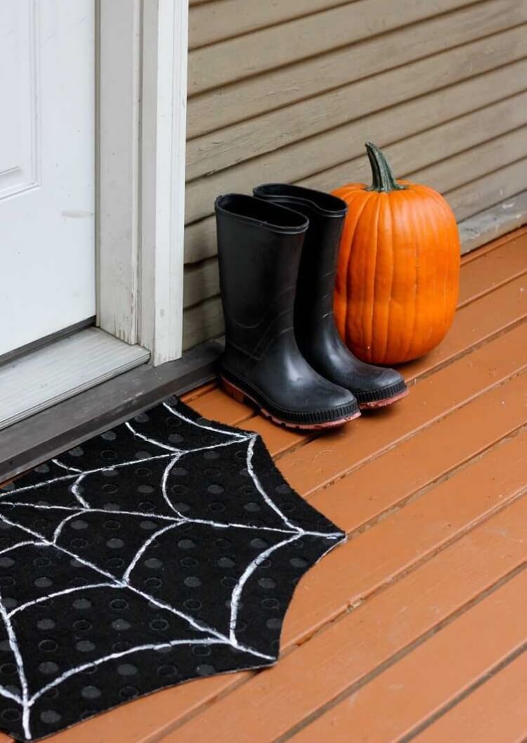 tapis devant porte entrée diy halloween toile araignée