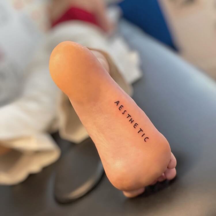 tatouage femme inscription aesthetic plante pied tendance instagram