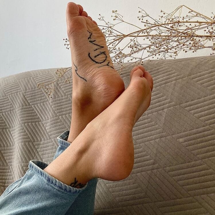 tatouage femme plante pied inspiration toy game inscription andy