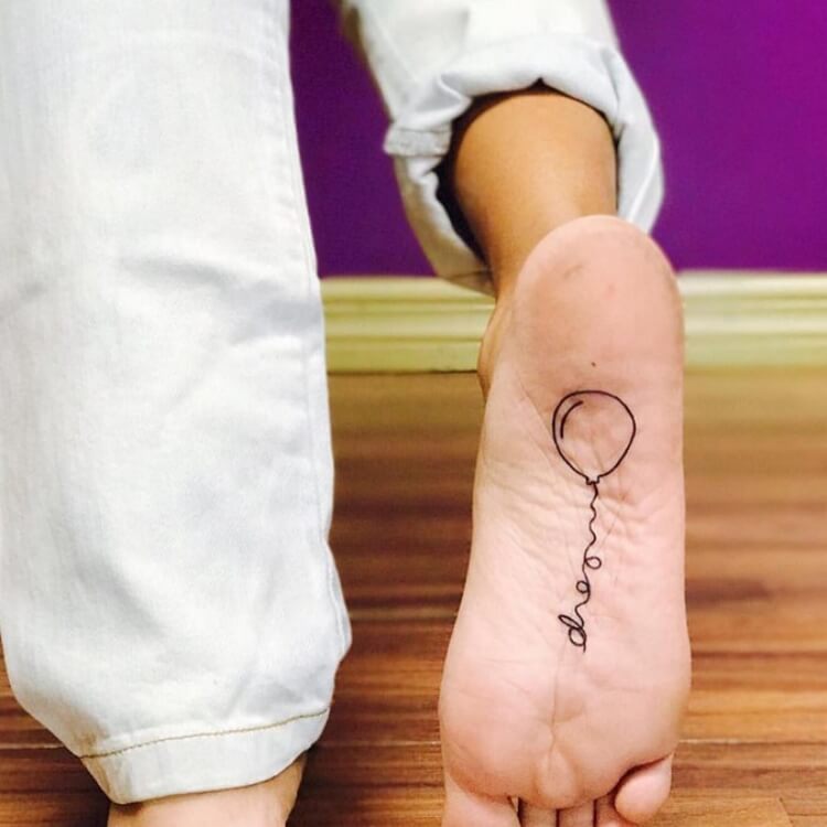 tatouage femme tendance plante pieds bonne humeur ballon