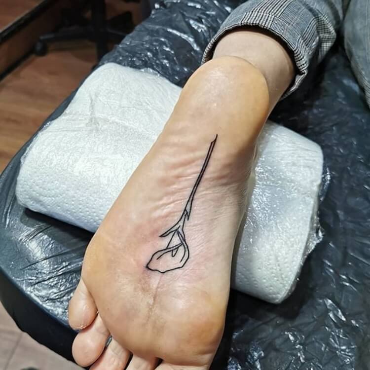tatouage femme tendance plante pieds fleur calla