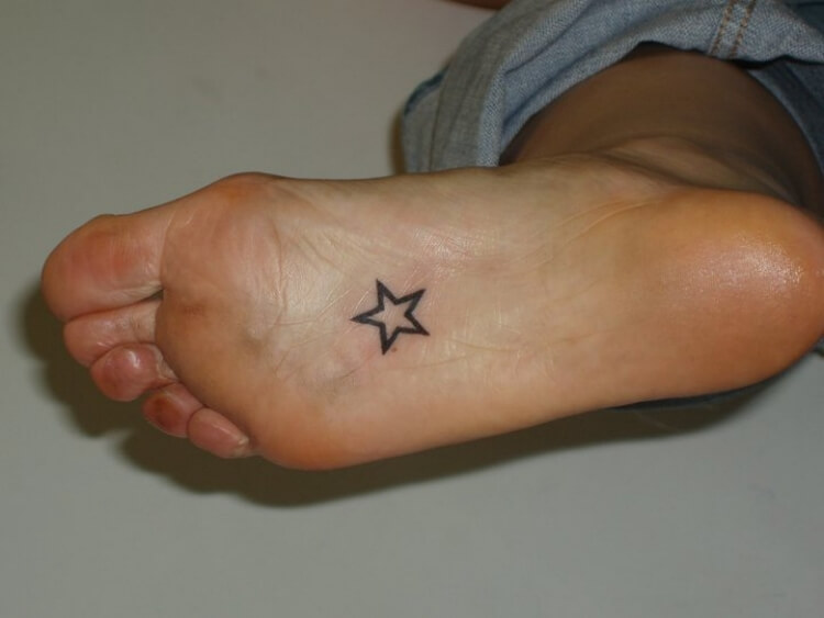 tatouage femme étoile petite taille dessous pied