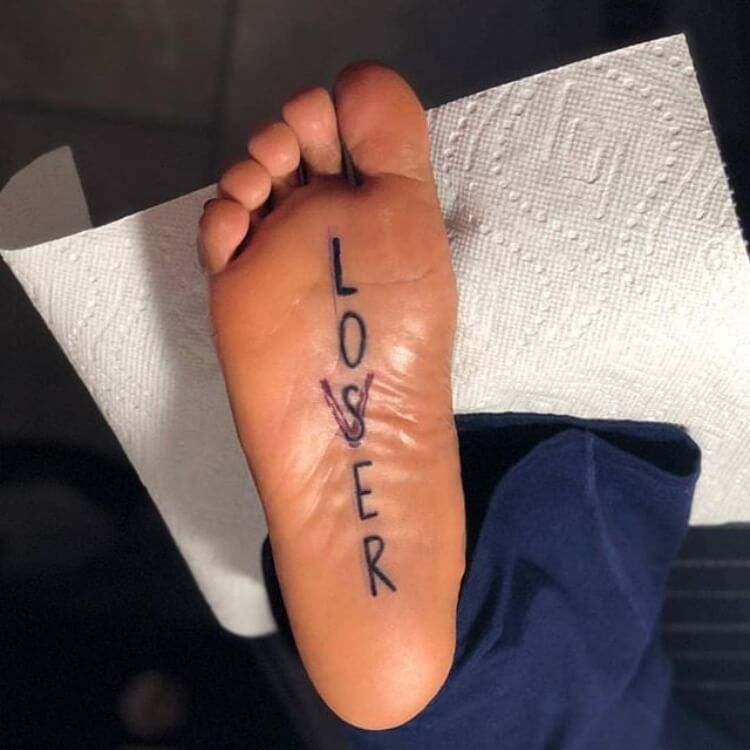 tatouage moderne femme plante pieds inscription loser lover