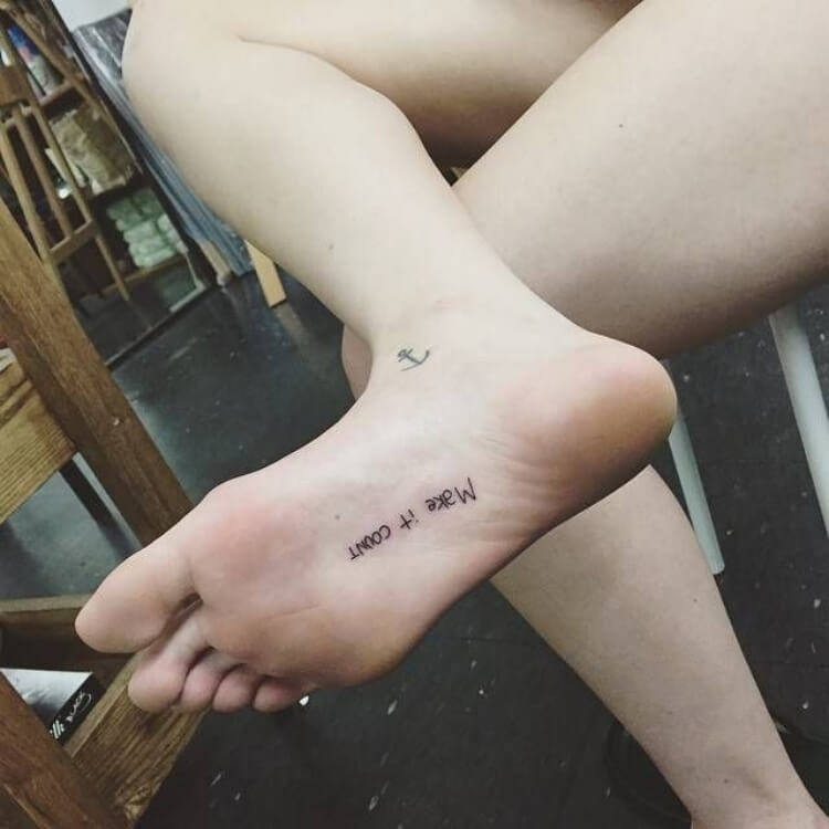 tatouage moderne femme voûte plantaire inscription make it count
