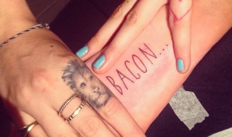 tatouage plante des pieds Cara Delevingne inscription bacon