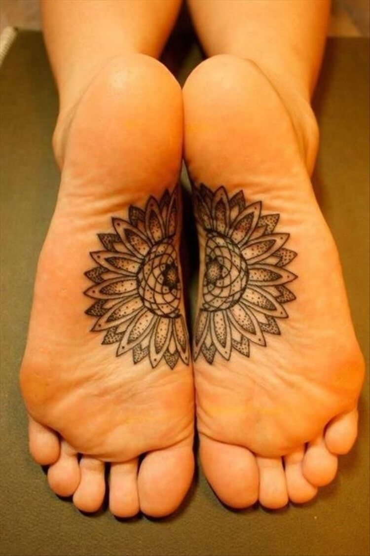 tatouage plante pieds femme motif floral deux parties
