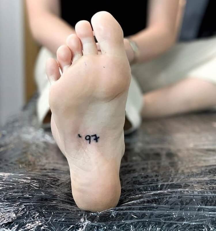 tatouage plante pieds femme tendance inscription année naissance