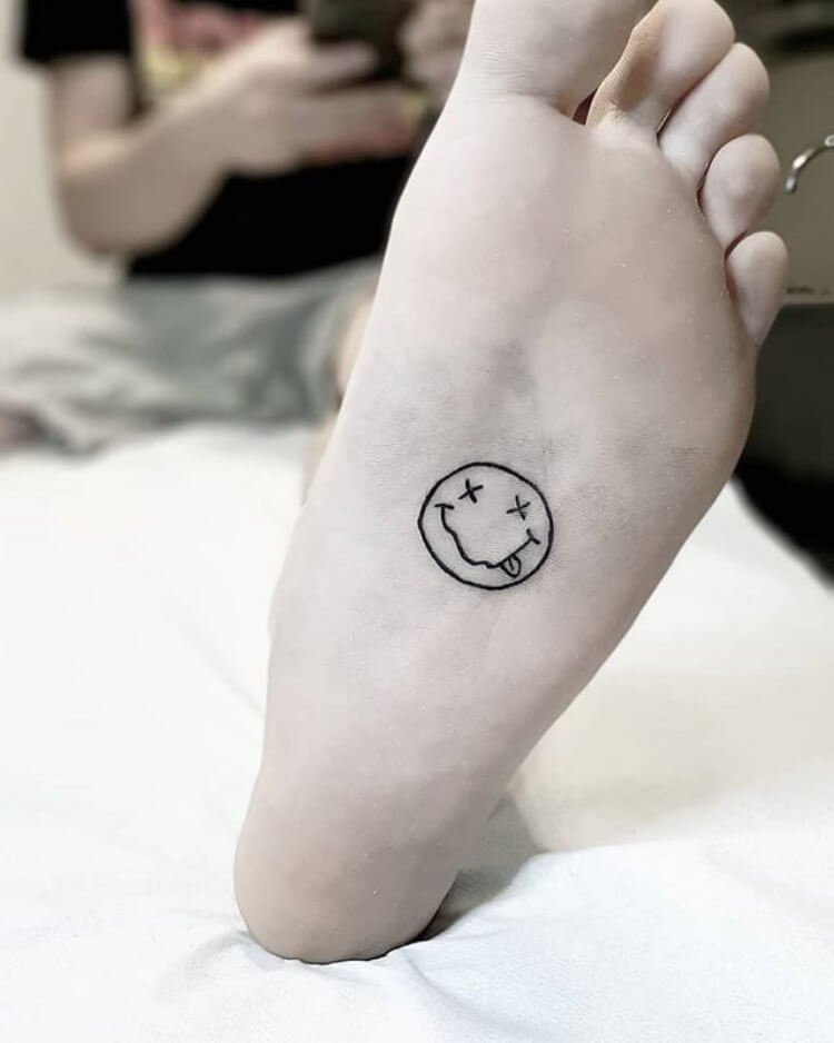 tatouage tendance femme plante des pieds émoticone humeur