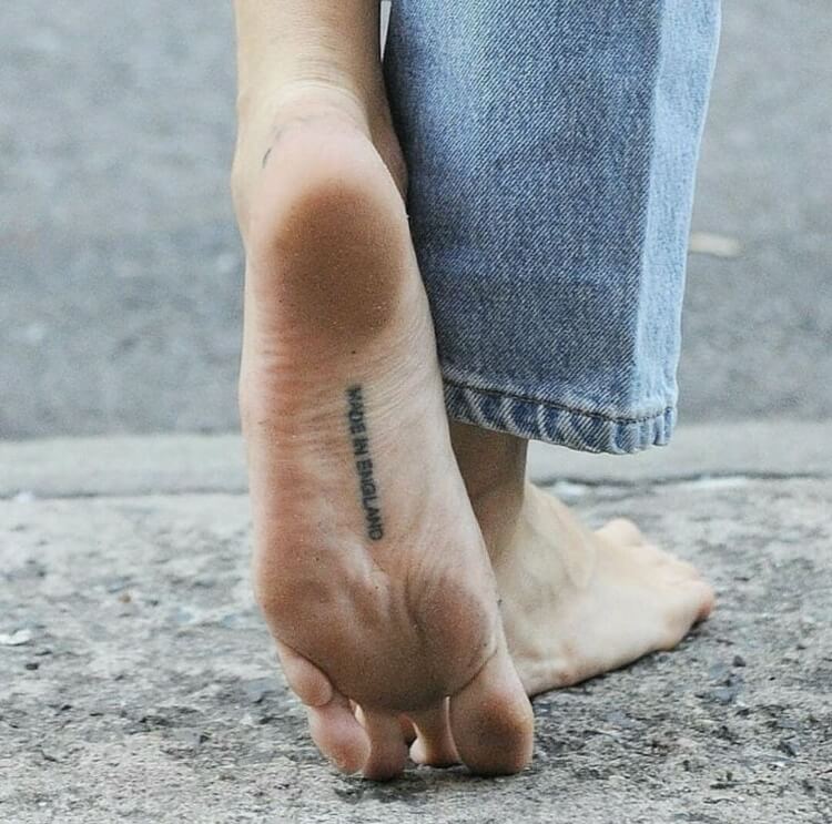 tendance instagram tatouge plante pieds femme inscription made in england