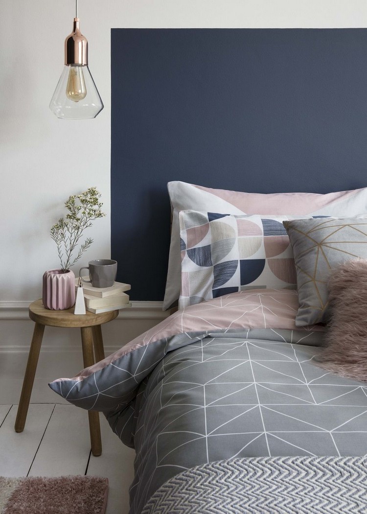 tete de lit originale en peinture bleu foncé suspension design chambre à coucher style scandinave