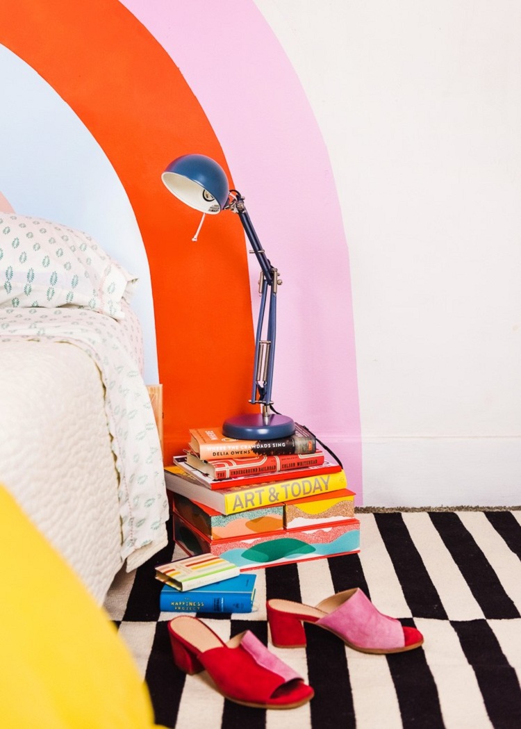 tete de lit originale en peinture à motif arc-en-ciel deco murale chambre enfant projet diy