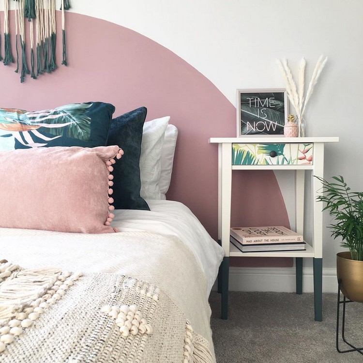 tete de lit peinte au mur forme semi ovale couleurs pastel style bohème chic