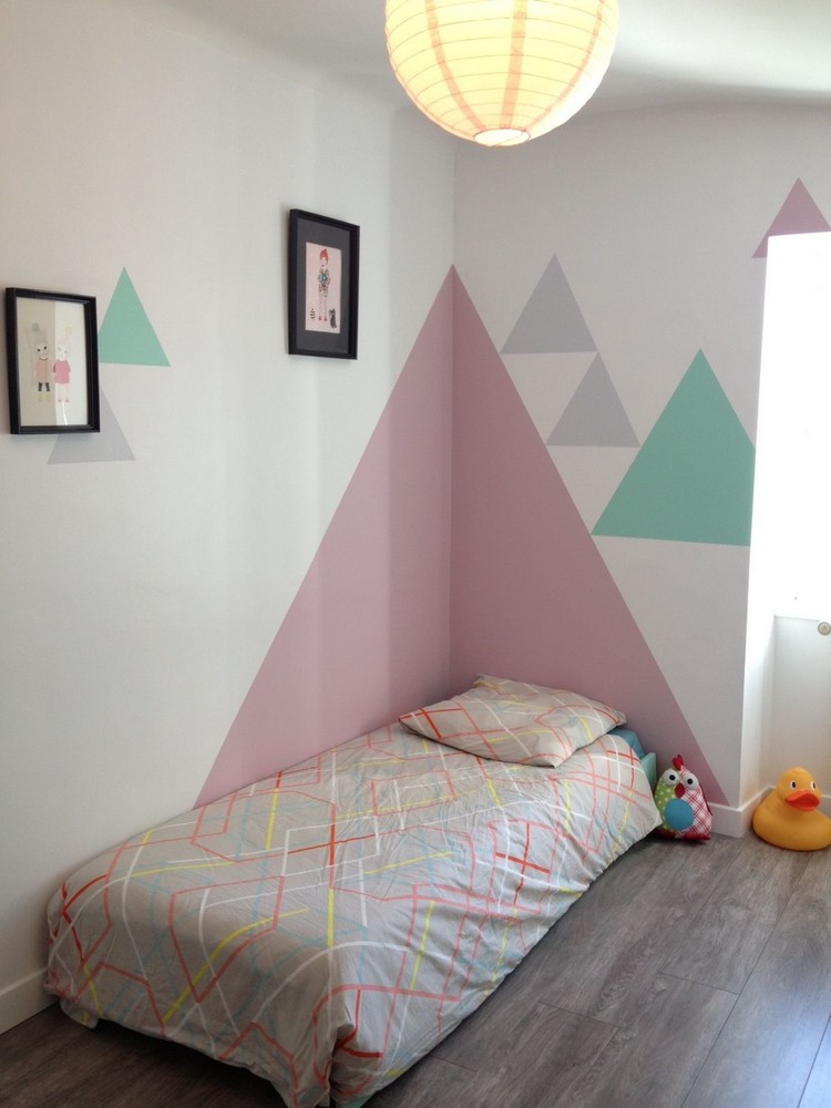 tete de lit peinture triangle angulaire déco murale assortie chambre d'enfant design original