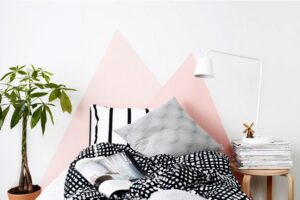 tete de lit peinture triangle deco dynamique style scandinave plante d'intérieur