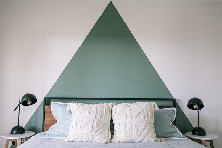 tete de lit peinture triangle déco murale originale chambre à coucher lampes de chevet design