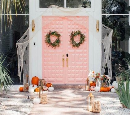 toile araignee gaze de coton courges deco halloween porche porte entree rose
