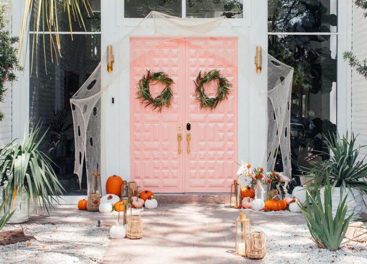 toile araignee gaze de coton courges deco halloween porche porte entree rose