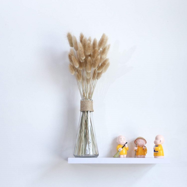 vase avec Queue de lièvre séchée et des figures en céramique