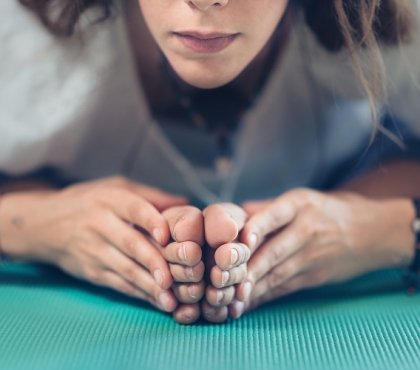 yoga contre le mal de dos et lombaire postures faciles adopter quotidien