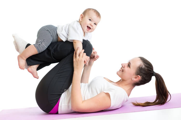 yoga maman bébé lever jambe entraînement fesses abdomens