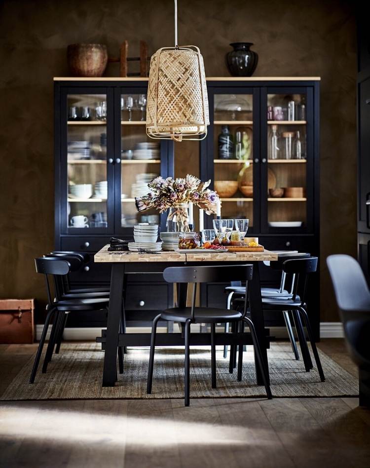 IKEA 2021 catalogue salle à manger table noir et bois Skogsta suspension en bambou vannerie Knixhult