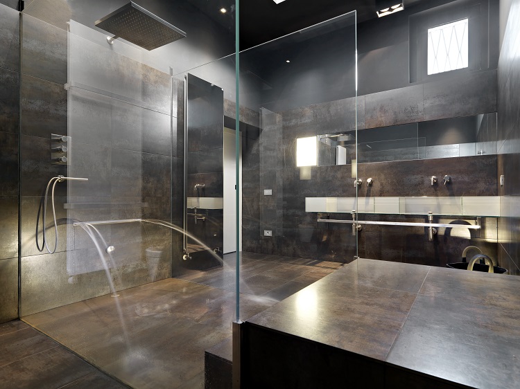 La douche italienne noire – une élégance exceptionnelle
