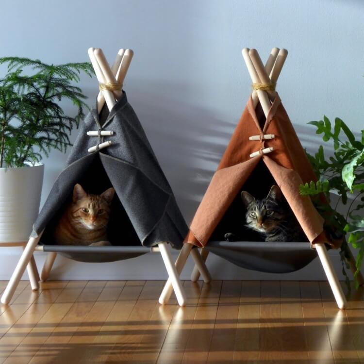abri indien pour chat confectionner tissu bâtons bois