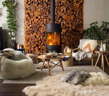 adopter déco hygge intérieur fausses fourrures poêle bois mur rondins