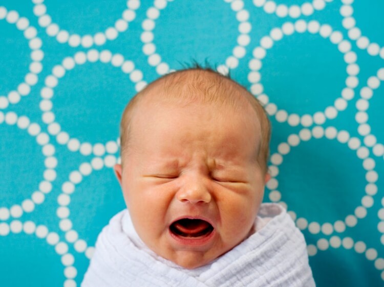 calmer les pleurs de bébé couches molles raison pleurs