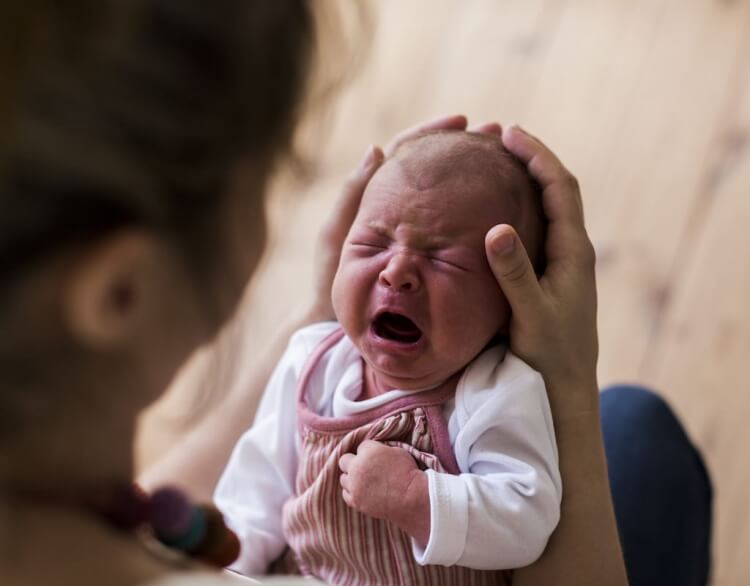 calmer les pleurs de bébé raisons courantes cris nourrisson