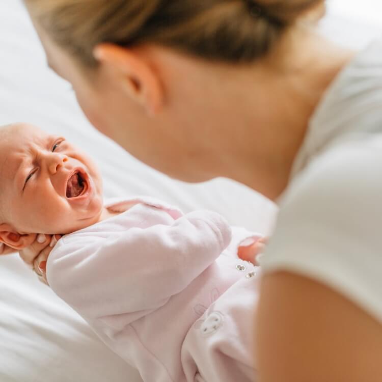 calmer un bébé qui pleure emmailloter aise sécurité