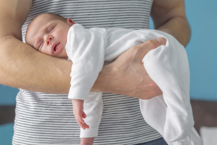calmer un bébé qui pleure position latérale abdominale