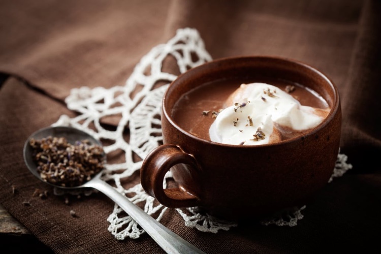 chocolat chaud keto crème fouettée boisson chaude réconfortante hiver