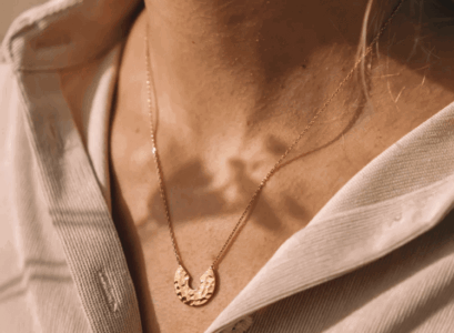collier plaqué or pendentif martelé