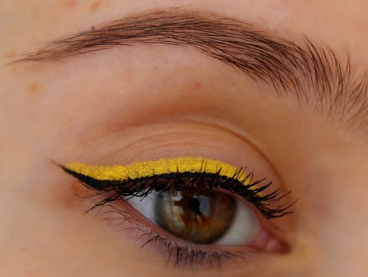 conseils pro appliquer eyelinr néon jaune