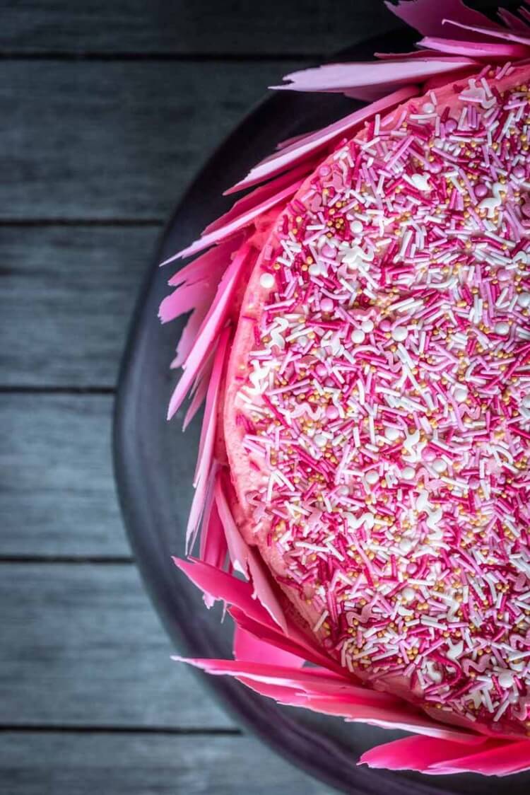 décorer gâteau flamant rose paillettes alimentaires colorées