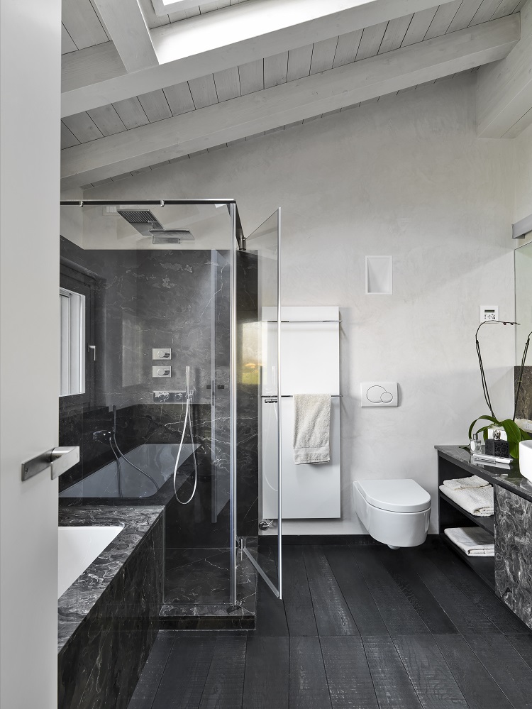 exemple de salle de bain moderne avec une douche de plain-pied