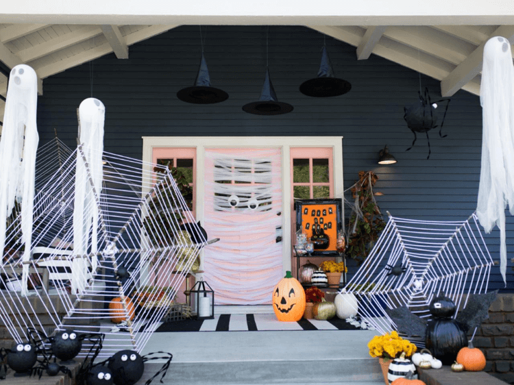 fête Halloween enfants déco de porche grandes toiles araignées porte déguisée momie