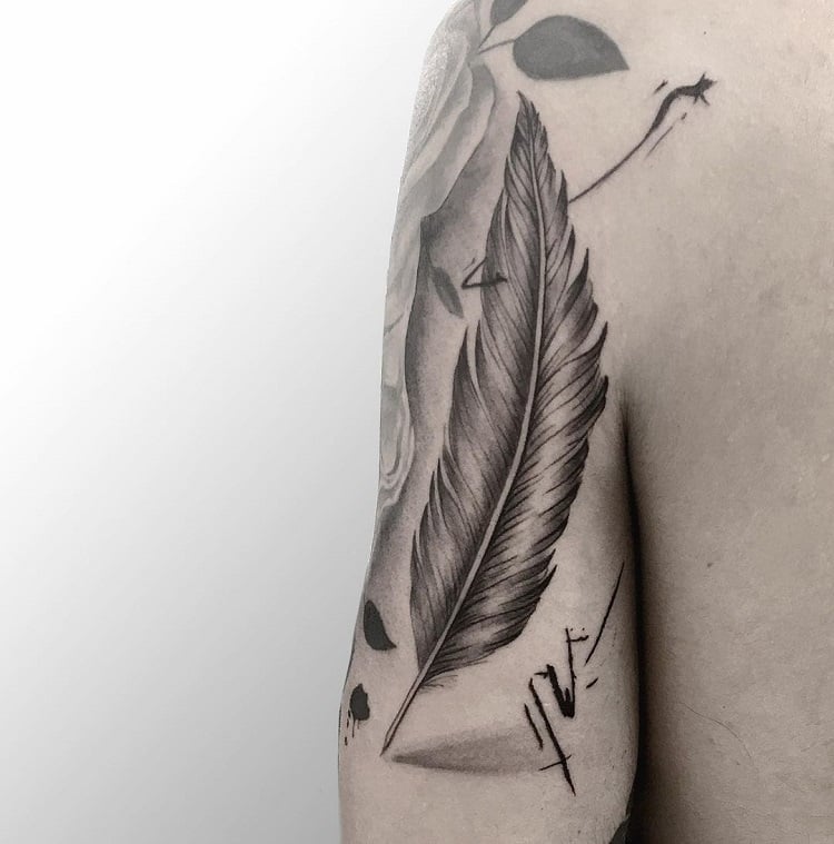 gessica_raven tatouage plume avant bras homme
